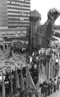 die Fuste bei einer Kundgebung 1981