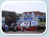 Fischrucherei und dahinter Haus "Boddenblick"