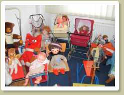 DDR-Spielzeug, den roten Puppenwagen hatte meine Tochter auch, ebenso das orange-rote Plschtier links daneben